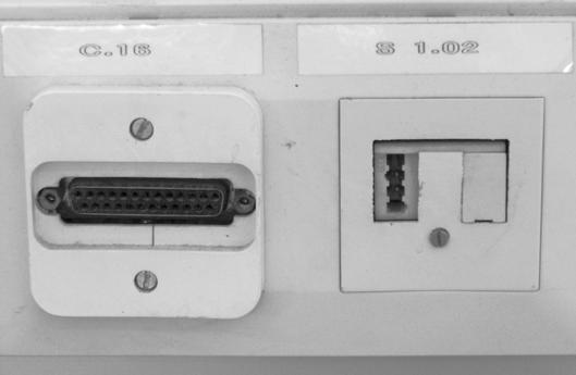 SATAKUNNAN AMMATTIKORKEAKOULU INSINÖÖRITYÖ 36(36) Ylinnä uuden mallinen ATK-pistorasia; alhaalla kaksi vanhan mallista, joista vasemman puoleista on tasokuvissa merkitty B:llä ja oikean puoleista