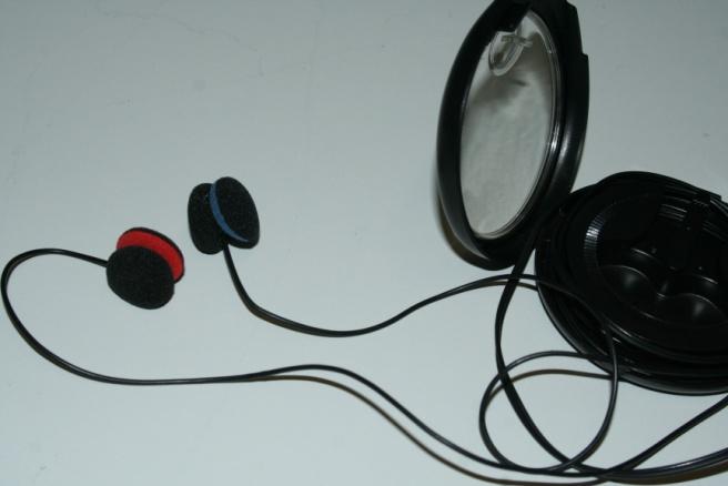 25 Kuva 2. OKM II K -mikrofonipari. (Kuva: Otto Wahlgren). Kuva 3. MKE 2002 -keinopää ja oikea mikrofonikapseli. (Kuva: Otto Wahlgren). Sennheriser, kuten edellä mainittu Neumann KU 81, on keinopää, jolla mallinnetaan ihmispäätä ja sen akustisia ominaisuuksia.