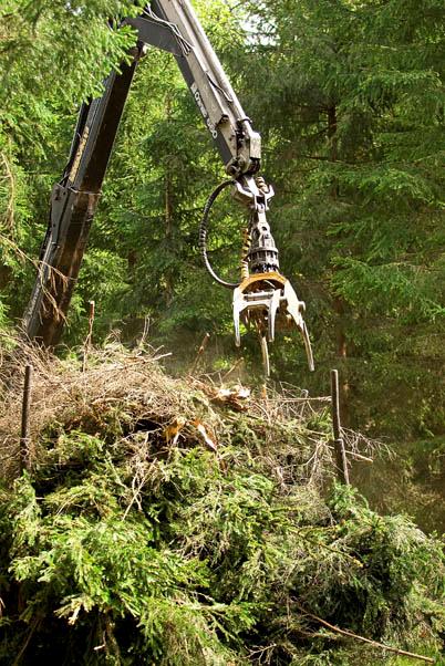 KESKEISIÄ KYSYMYKSIÄ SUOMETSIEN HOIDOSSA Suometsien metsänhoidon menetelmävalintojen tueksi tarvitaan tutkimustietoa erilaisten metsänkäsittelytapojen vaikutuksista Millaiset eri-ikäisrakenteisen
