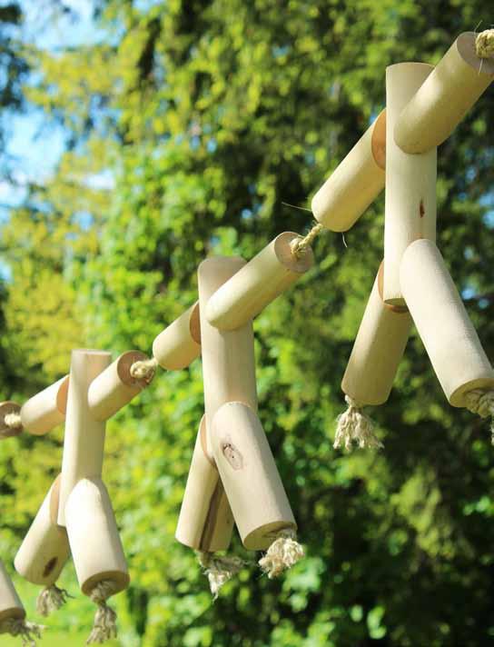 Kati Heljakka Taikapiiri on leluteollisuuden kierrätysmateriaaleista luotu installaatio, jossa yhteensolmitut puunuket kuvastavat leikkiteoreettikko Huizingan ajatusta yhteisymmärryksen