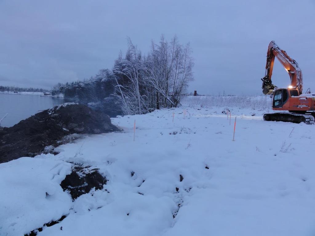 54 Kuva 8.1. Koestabilointikohde sijaitsee Niemenrannassa nykyisellä täyttöalueella. Kuvassa lähtötilanne 23.11.2015, jolloin altaiden kaivuluiskien alakulmat oli merkitty maastoon. 8.1.2 Koerakenteen periaate Koerakenteen suunnittelun lähtökohtana oli eri sideainereseptien sekä seostettavien massojen vertailu.