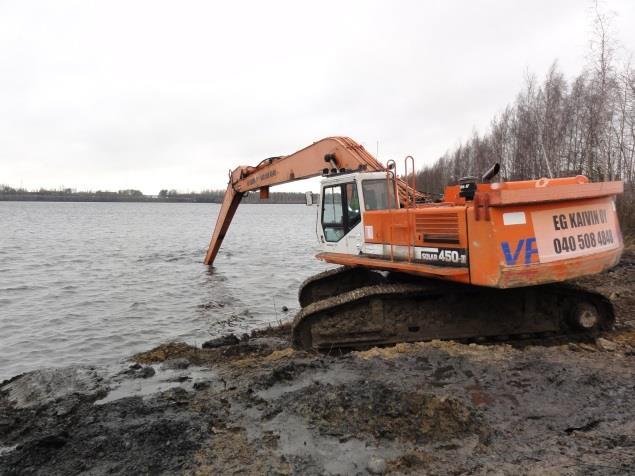 60 Kuva 8.6. 0-kuidun ruoppausta Näsijärvestä stabilointialtaaseen. 0-kuidun ruoppauksen jälkeen altaiden eri osastoihin sekoitettiin stabiloinnin täyteaineena käytettävät massat.