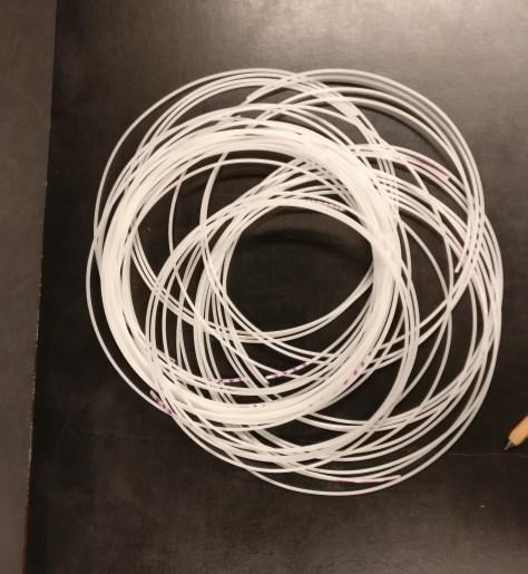 Haarukka on siksi hyvä työkalu filamentin onkimiseen. (kuva: Emil Lyytikkä) Seuraavat värikylvyt vain 1 minuutti, niiden välissä annetaan materiaalin hapettua vähintään 10 min.