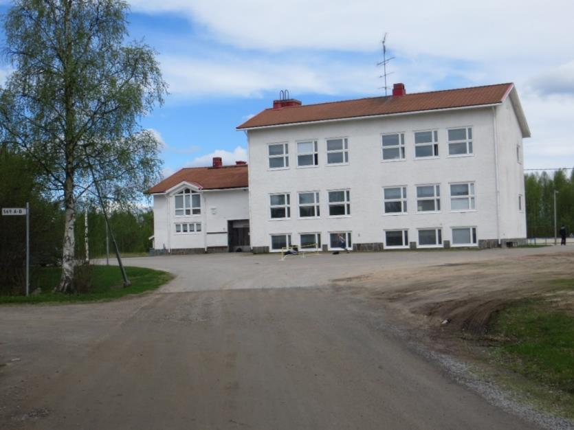 Koulurakennus sijaitsee Tengeliöntien varressa rinteessä.