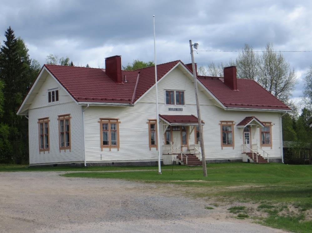 ulkonevien porraskäytävien, parvekkeiden ja sisääntulokatosten myötä.