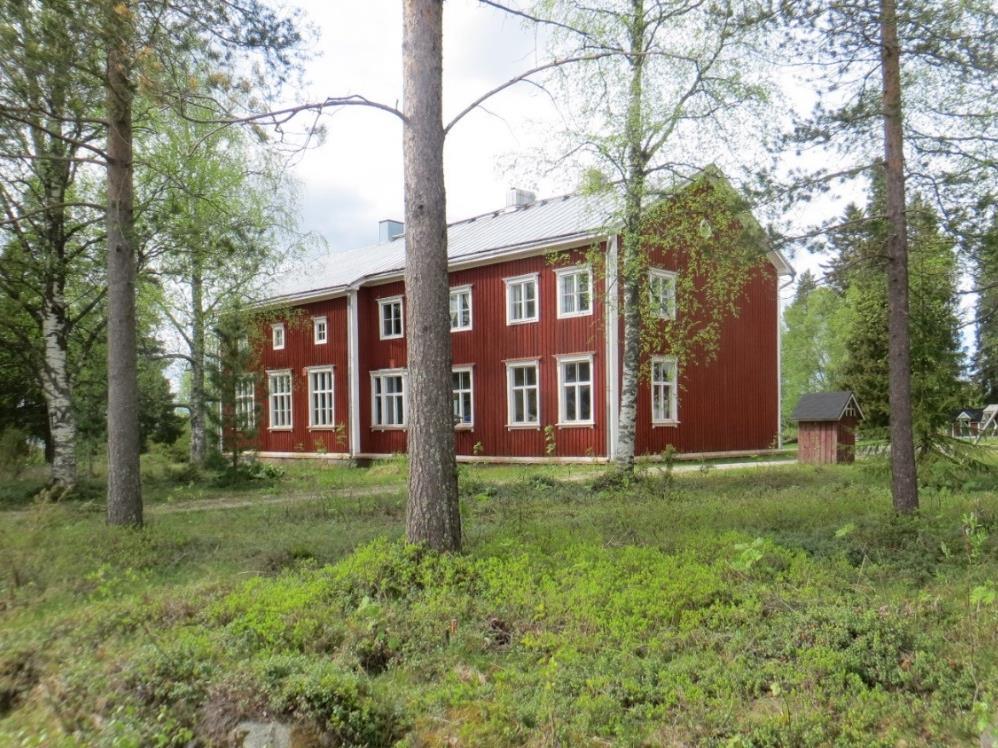 Koulurakennus on siirretty Kristineströmin kartanon mailta nykyiselle paikalleen vuonna 1928. Koulun toiminta lakkasi vuonna 1970.
