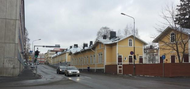 Alueen pohjoispuolella välittömästi kaava-alueen vieressä on valtakunnallinen rautatie ja sen takana laaja Ison hautausmaan alue. KUVA 3.