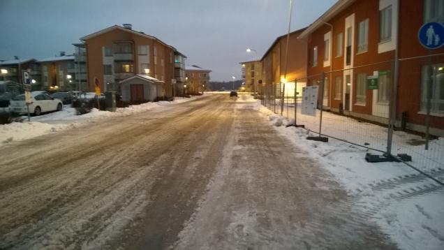 Muistio 14.2.2017 Kuva 9a. Kurpitsakujalla autot ajavat usein kevyenliikenteen väylällä.