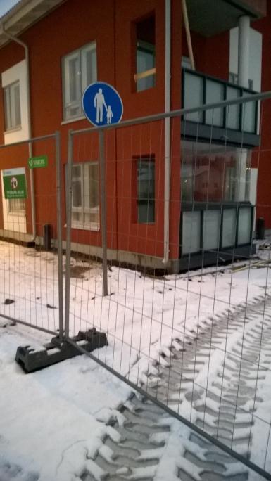 Kunnossapito ja järjestelyt normalisoituvat, kun rakennustyömaa kadun varrelta poistuu. Kuva 9b.