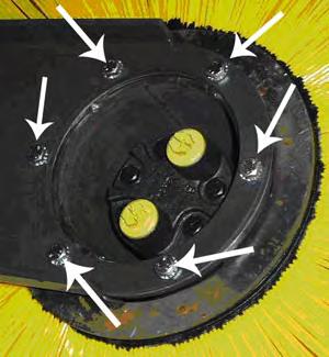 Lossa hydraulmotorns fästskruvar (6 st) 4. Lossa lagrets fästskruvar (2 st) och sexkantsskruven från lagren. 5. Lossa den ändfläns som finns bakom lagret och som är fäst med skruvar (4 st). 6.