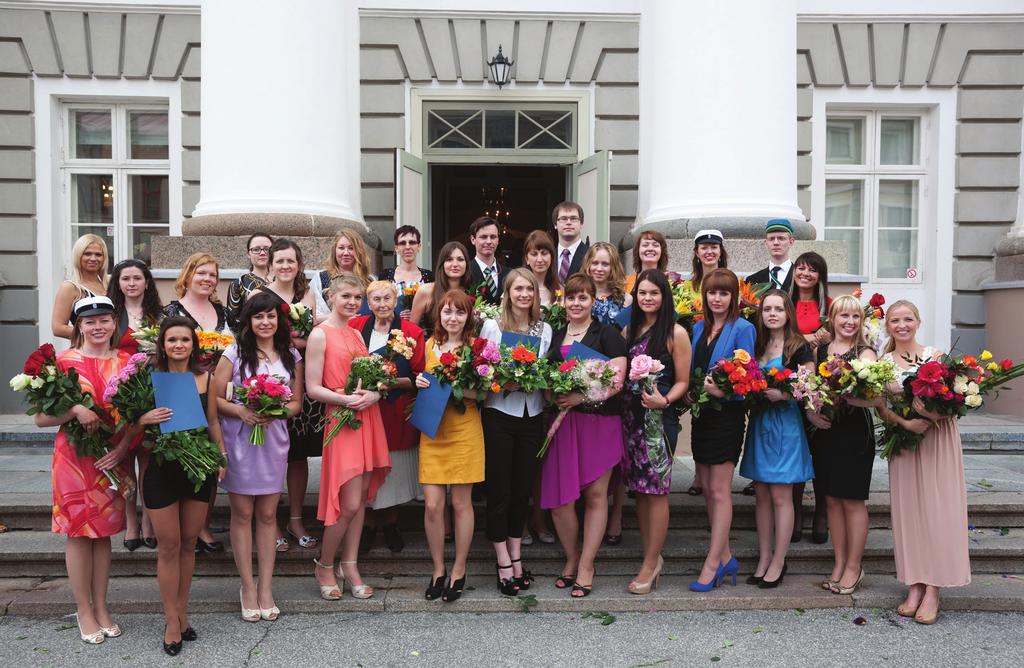 Tänavused lõpetajad Gaudeamus igitur juvenes dum sumus kõlas saatjaks 19. juunil Alma Mater i sammaste vahelt lahkuvatele lõpetajatele.