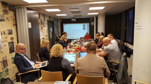6 Neuvosto vuoden 2016 viimeisessä kokouksessa joulukuussa Journalistiliiton kokoushuoneessa. Edessä Jyrki Huotari, Ulla Järvi ja Pasi Kivioja.
