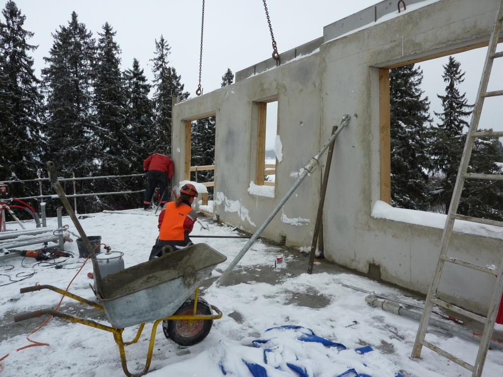 raudoituksen osalta, ikkuna-asennuksen kaikkine töineen ja vesikaton rungon valmistuksen.
