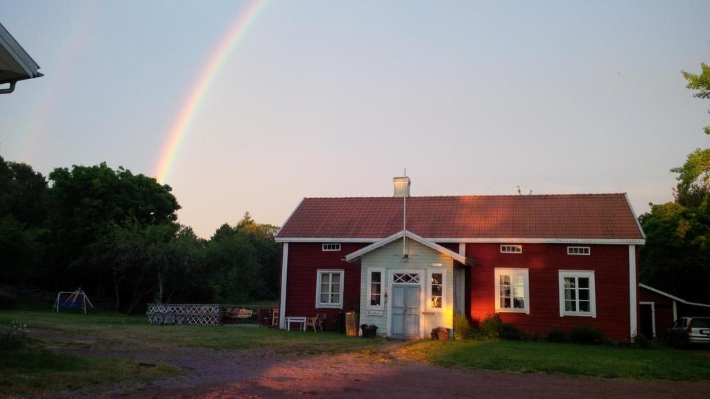 Lehdistötiedote 19. heinäkuuta 2017 AHVENANMAAN IHANAT KOHTEET JA MAJATALOT Ahvenanmaa hurmaa paitsi karulla kauneudellaan, myös idyllisillä hotelleilla ja majataloillaan.