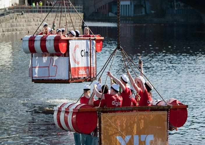 päällensä Fuksikyykkä KUVA: AKI KORHONEN KUVA: KALLE LEHTO Helmikuu FuksiXQ: