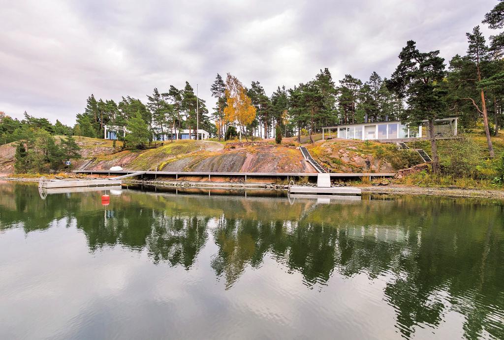 Yksityistalo Kirkkonummella 4 4 Rakennuspaikka on suojainen lahti,