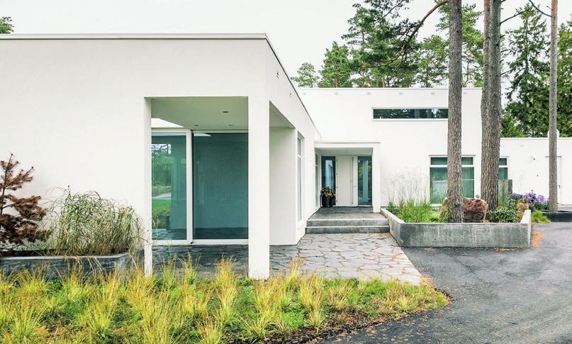 The building consists of three parts like clock hands, holding different types of courtyard areas in their lap.