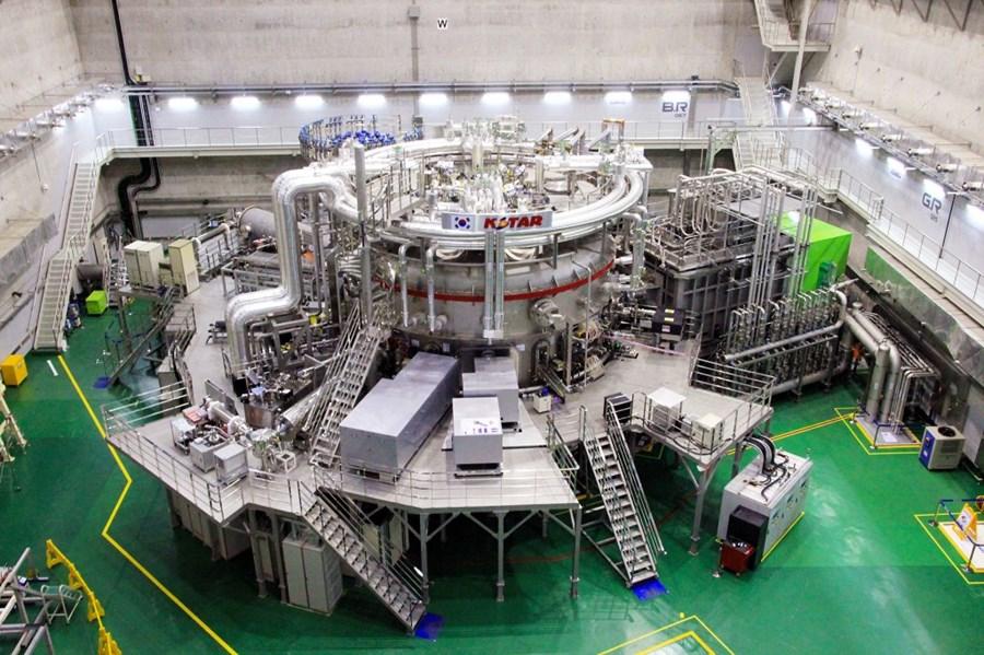 21 Kuva 3.6: KSTAR-koereaktori (the ITER Organization, 2017). KSTAR on Korean National Fusion Program (KNFP) ohjelman yritys toteuttaa pysyvän tilan suprajohtava tokamak-reaktori. (Lee et al.