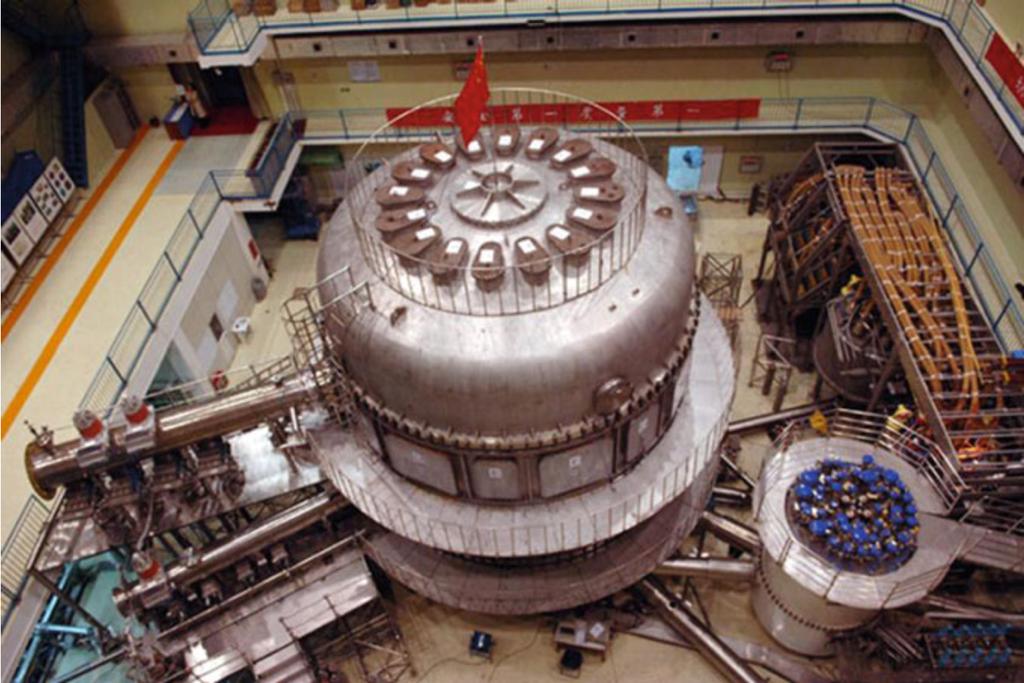 24 Kuva 3.8: EAST koereaktori kuvattuna ylhäältä (Song et al., 2014, p. 4) EAST-koereaktorin tavoitteena on ylläpitää plasmaa pitkiä aikoja kerrallaan vakaasti ja turvallisesti.