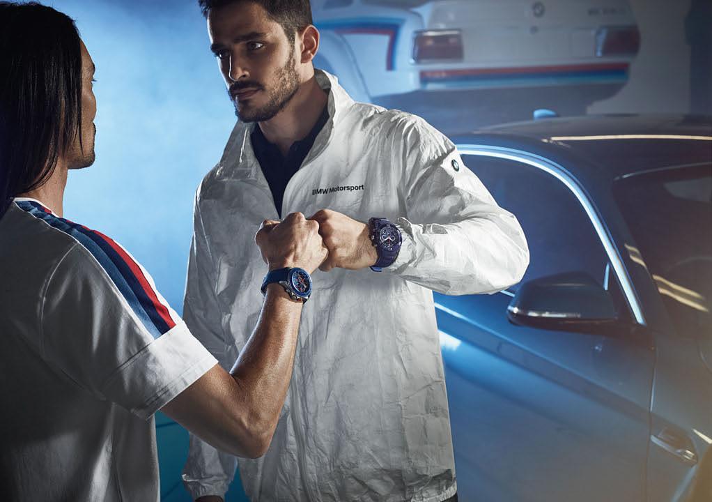 BMW Motorsport T-paita Motion, miehille. Rento T-paita, jossa pyöreä kaula-aukko, rinnassa autoprintti, läpinäkyvät korkeakiiltoiset elementit. BMW Motorsport designraidat oikean olkapään päällä.