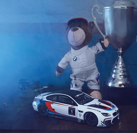 Materiaali: haitta-aineeton muovi. Valkoinen 80 93 2 413 198 BMW Motorsport nalle -avaimenperä. Nalle-avaimenperä tai -laukkuriipus pehmeää materiaalia. Kilpaasu BMW Motorsport designia.