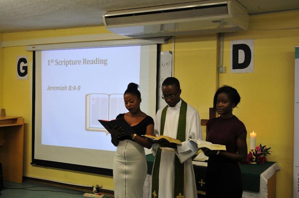 Tekstinluvussa yliopisto-opiskelijat Saara Kanana ja Rosalia Kapenda yhdessä Pastori Isak Maluan kanssa Hartaustilaisuuksia ja sieluhoitomahdollisuus on järjestetty halukkaille sekä Namibian