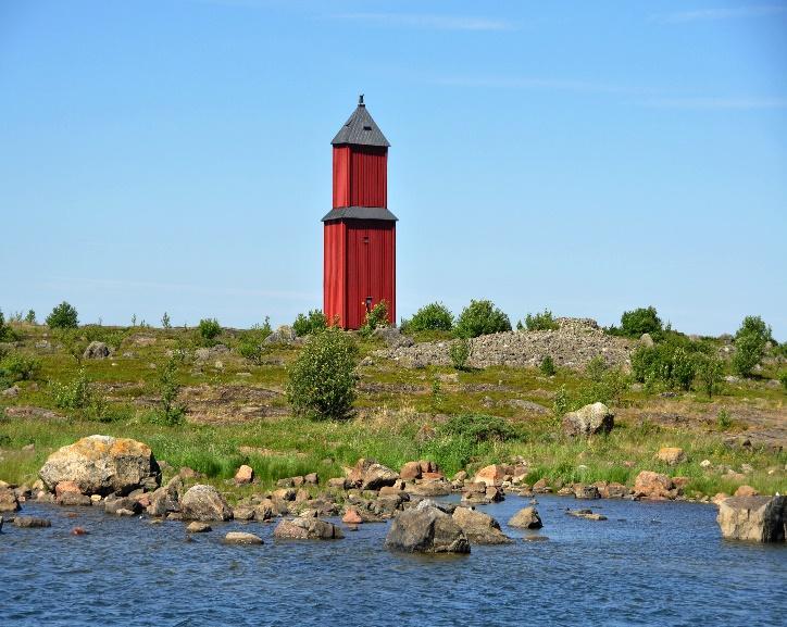 Sinne päästään kuitenkin päivää myöhemmin. Saarta hallitsee Suomen vanhin pystyssä oleva 22 m korkea puupooki vuodelta 1784.