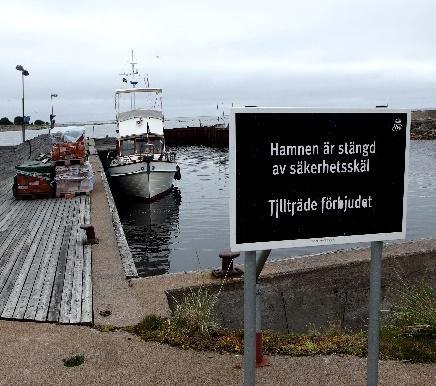 Kartassa olevista kahdesta altaasta väylän alkupäässä ei ole mitään tietoa, mieluummin menemme sinne kuin ahtaaseen kyläsatamaan. Lähestyessä sieltä näkyy purjeveneen masto.