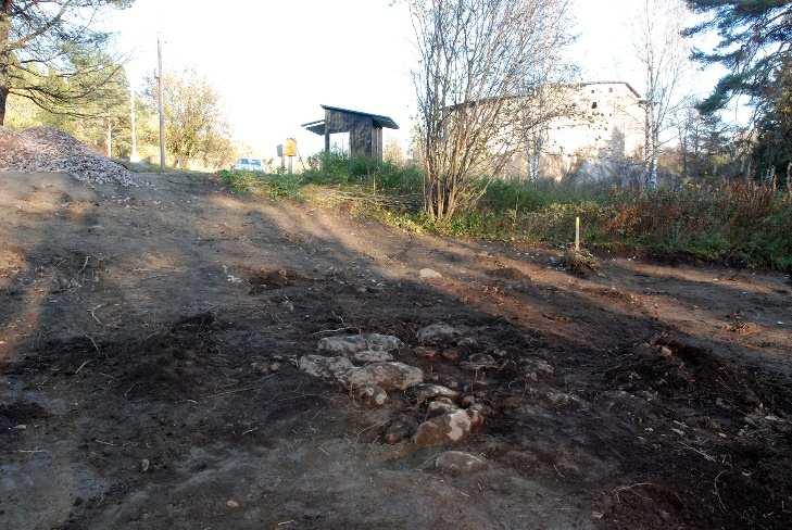 Kuoritun alueen luoteiskulmassa, puretun eläinaitauksen alueella pintamaan alta esiin tuli kuiva hiekan ja saven sekainen kerros.