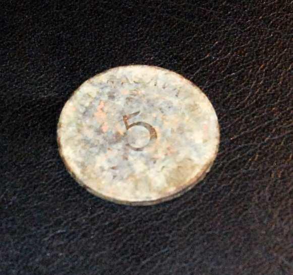 Kivien päällä ja väleissä on noin 10 cm savensekaista multaa (kuva 5). Koillisosan pienemmän kiven ja maan sekainen kerros lepää puhtaan pohjasaven pinnalla.