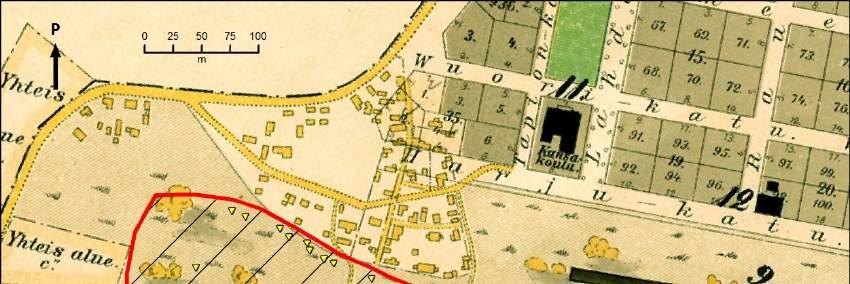 Osasuurennos Lahden keskusta-alueen kaavakartasta vuodelta 1910. Punaisella on merkitty Radiomäen muinaisjäännösalueen aluerajaus ja keltaisilla kolmioilla alueelta havaitut taistelukaivannot.