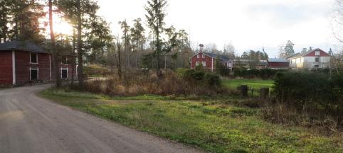 Kuva 3. Näkymä saavuttaessa golf-alueelta Nevaksen kartanolle. Bild 3. Utsikt då man kommer från golfområdet till Nevas gård. Kuva 4.