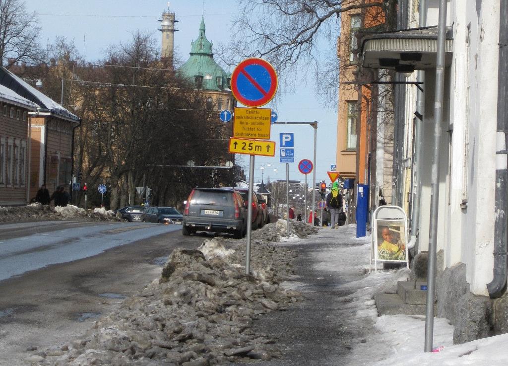 44 opaslaattojen käyttökokeiluissa on tultu ratkaisuun, jossa niitä käytetään ainoastaan katetuilla tai sulanapitojärjestelmällä varustetulla katualueilla.