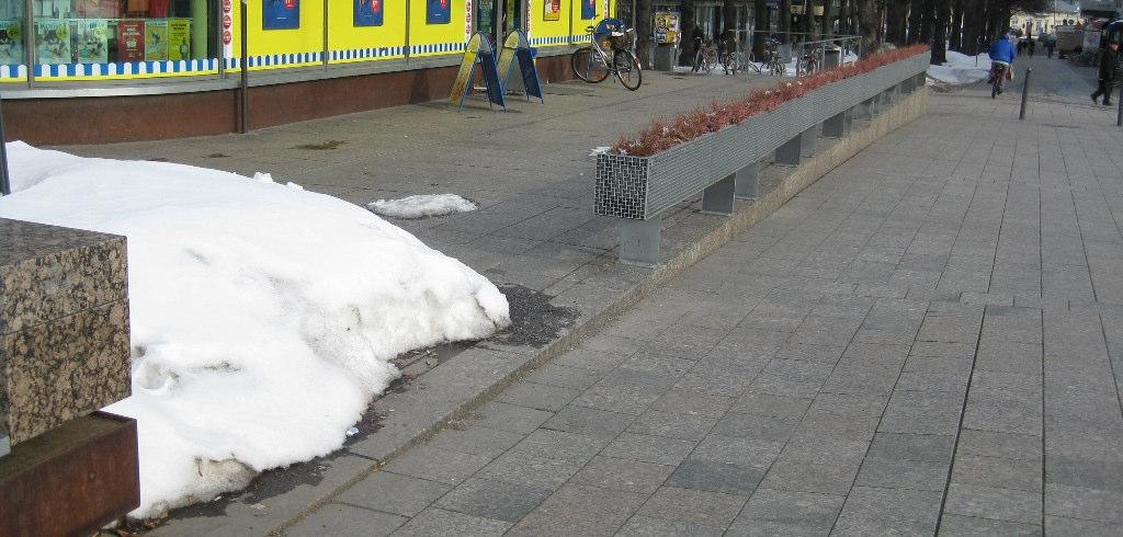 53 Kuva 35. Hovioikeudenpuistikolla tasoeroa on rajattu kaiteella (Salla-Maija Vainio). 3.3.8 Liikennemerkit ja maahan merkityt opasteet Alueen liikennemerkit olivat hyväkuntoisia ja pääasiallisesti tarpeeksi korkealle asennettuna.