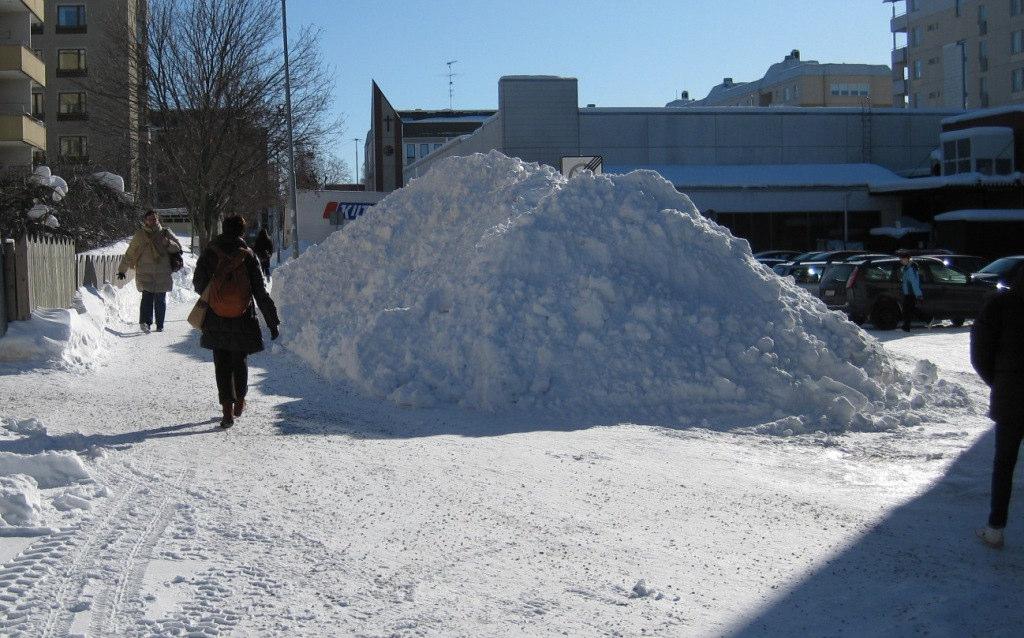 90 dentorjumisesta jalkakäytävällä. Pyöräteiden kunnossapitovelvollisuus kuuluu lain mukaan aina kunnalle, joten niiden hoitoa ei voi siirtää tontinomistajille.