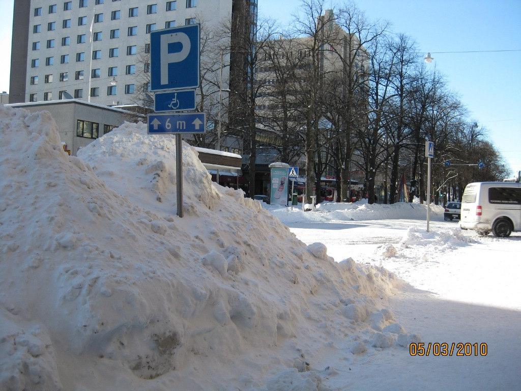 96 don vastuulla, vaan jo kaavoitus- ja suunnitteluvaiheessa tulisi suunnitella alueita, joille lunta voidaan