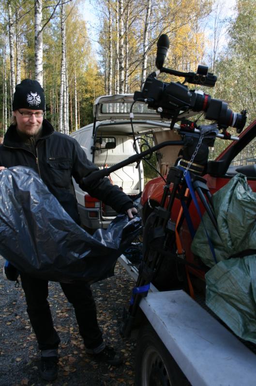 (Kuva 1: Palaveri ohjaajan, AD:n, leikkaajan, tuottajan ja kuvaajan kesken.