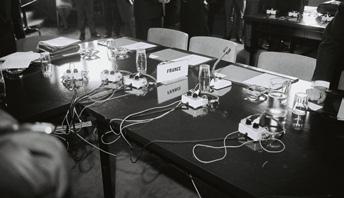 2.1.2 Tyhjän tuolin kriisi ja Luxemburgin kompromissi Heti kolmen yhteisön perustamisen jälkeen vuonna 1958 syntyi tarve sovittaa niiden toiminta yhteen, ja vuoteen 1960 mennessä toimeenpanevien