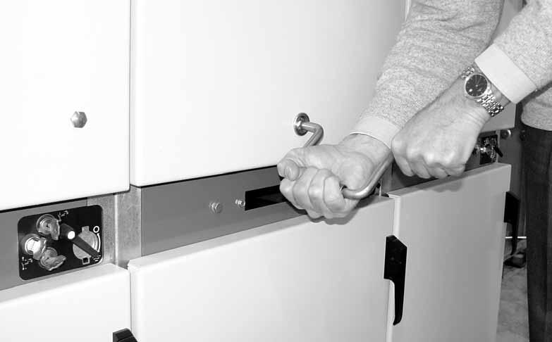 Kun katkaisija on erotus/testausasennossa, se on maadoittunut vaunun pyörien kautta. Vaunukatkaisijat samalla versionumerolla, ja mitoituksella ovat vaihtokelpoisia.