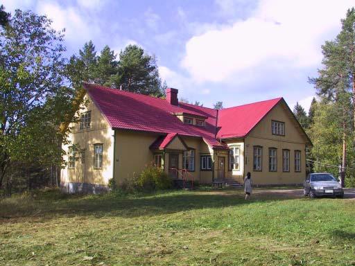 c. Viitapohjan kansakoulu, Kämmenniemi 708:1:372 Viitapohjan koulu sijaitsee Paarlahden pohjoispuolella, korkealla paikalla ja se näkyy kauas ympäristöönsä.