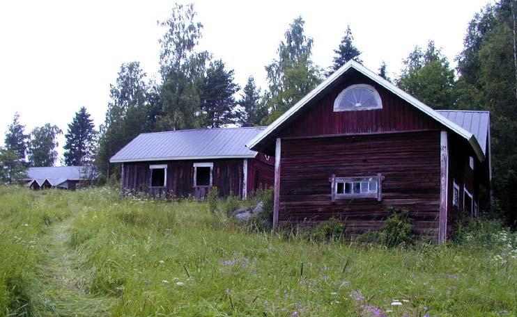 2. Petäjäisen tila sijaitsee Viitapohjantiestä erkanevan Kaakkolammintien varrella, Kaakkolammin ja Syväjärven tuntumassa.