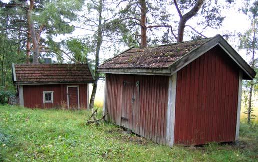 metsän rajalla. Pihalla on kolme pientä rakennusta: asuinrakennus ja kaksi piharakennusta. 2.