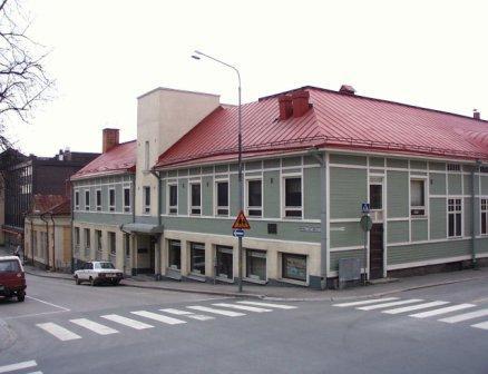 Siinä toimii nykyisin kaupungin sosiaalivirasto. Sen alapuolella Vuorikadun kulmauksessa on vuonna 1917 valmistunut pientalo (5-8-2).
