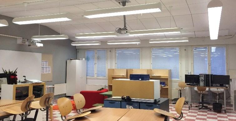 23 Kuva 5. Luokka B akustiikkalevyjen asennuksen jälkeen 3.3.2 Osallistava melunhallintaprojekti Luokissa toteutettiin osallistava projekti, joka sisälsi kolme 45 minuutin mittaista