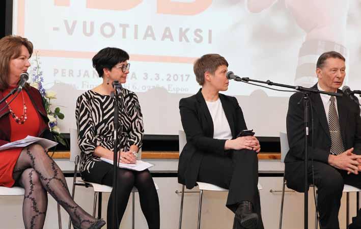 Panelistit Eeva Riutamaa, Tarja Lang, Silja Tenhunen ja Raimo Vanninen Kunniajäsen Pentti Kortelainen Rovaniemeltä Lukion oppilas Eeli