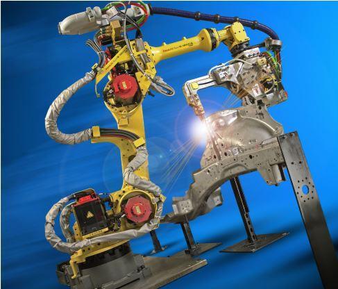 16 Kuva 15. Fanucin robotti pistehitsauksessa [21]. On myös yleistä, että robotti asetetaan lineaarikiskolle, jota pitkin se voi liikkua. Tämä laajentaa robotin työaluetta huomattavasti.