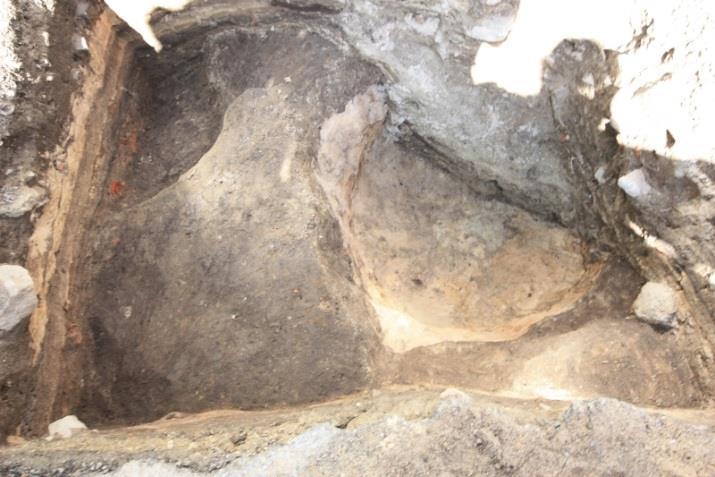 Vasemmalla AKDG5172:64 pohjaan kaivettu L17 sekä kuvan vasemmassa yläreunassa kuopalle kaivettu L24.