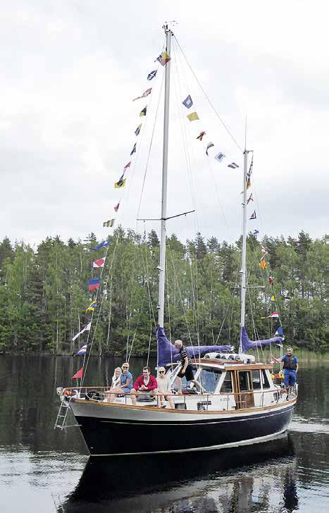 tarpeellista tietoa huipussa, jossa on usein sitä varten sopiva jatke, kahveli- tai varpatankorikatussa veneessä mesaani- tai ainoan maston kahvelissa tai varpatangossa, moottoriveneen