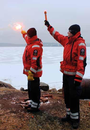 Säästä huolimatta Myllysaareen kokoon- Kuvat ja teksti Matti Jaro tui lähes 50 veneilijää ja kouluttajaa harjoittelemaan pyroteknisten hätämerkinantovälineiden käyttöä.