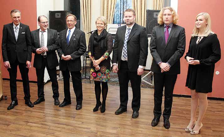 Parhaimpiinsa laittautuneita jäseniä ja muita juhlavieraita oli Lahden Upseerikerholle Hennalaan kokoontunut yli 120 henkeä.